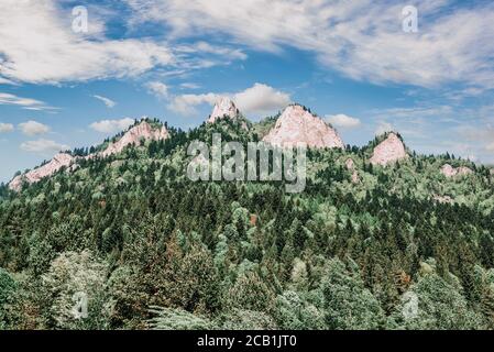 Le massif des trois couronnes dans les montagnes Pieniny. Rafting sur la rivière Dunajec en Pologne. Banque D'Images