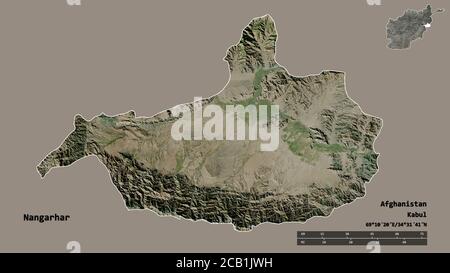 Forme de Nangarhar, province d'Afghanistan, avec sa capitale isolée sur fond solide. Échelle de distance, aperçu de la région et libellés. Image satellite Banque D'Images