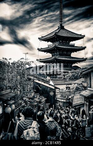 Rue Sannenzaka avec pagode Yasaka-no-tou, Higashiyama, Kyoto, Japon Banque D'Images