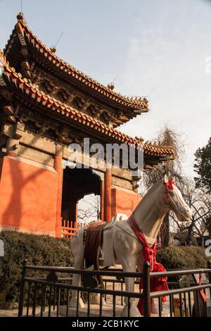 Sculpture d'un cheval en face de la salle principale du Temple Dongyue Tao à Beijing, en Chine Banque D'Images