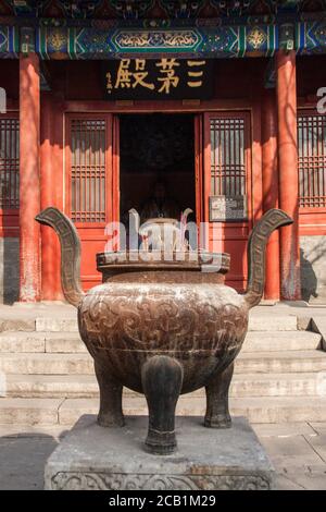 Plan vertical d'un brûleur d'encens à l'extérieur du temple taoïste de Dongyue à Beijing, en Chine Banque D'Images