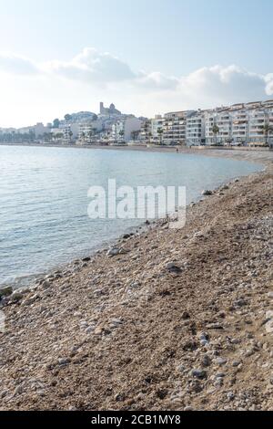 Plage en pierre avec vue sur la côte ensoleillée de la ville d'Altea avec église au sommet de la colline, Costa Blanca, Espagne Banque D'Images