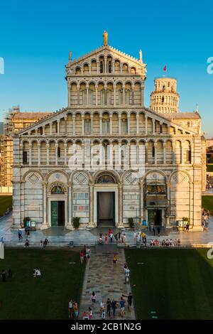 Joli portrait de la façade médiévale du Duomo de Pise avec la célèbre Tour penchée en arrière-plan, prise d'une fenêtre du Baptistère de Pise... Banque D'Images