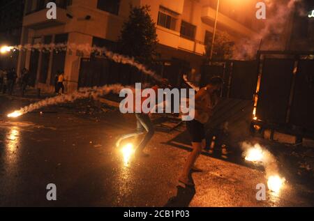 Beyrouth, Liban. 9 août 2020. Des manifestants s'opposent aux forces de sécurité lors d'une manifestation dans le centre-ville de Beyrouth, au Liban, le 9 août 2020. Des manifestants ont protesté contre la classe dirigeante du centre-ville de Beyrouth, quelques jours après des explosions massives ont secoué la capitale libanaise. Credit: Bilal Jawich/Xinhua/Alay Live News Banque D'Images