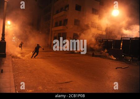 Beyrouth, Liban. 9 août 2020. Des manifestants s'opposent aux forces de sécurité lors d'une manifestation dans le centre-ville de Beyrouth, au Liban, le 9 août 2020. Des manifestants ont protesté contre la classe dirigeante du centre-ville de Beyrouth, quelques jours après des explosions massives ont secoué la capitale libanaise. Credit: Bilal Jawich/Xinhua/Alay Live News Banque D'Images