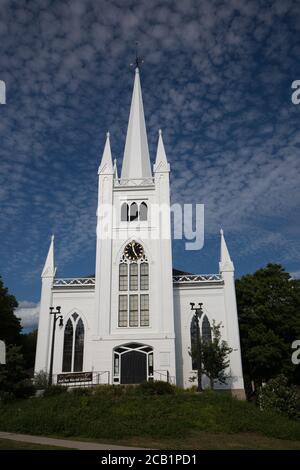 Belle église au nord d'andover avec ciel bleu clair et cumulus lumineux cirrus nuages épars Banque D'Images