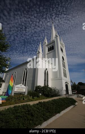 Belle église au nord d'andover avec ciel bleu clair et cumulus lumineux cirrus nuages épars Banque D'Images