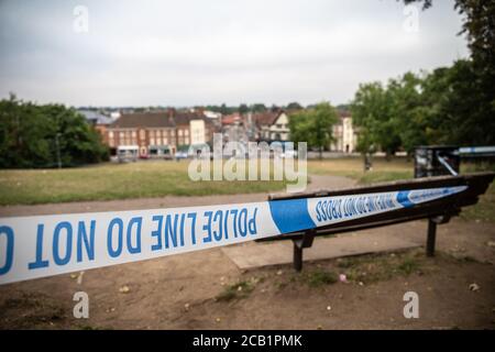 Cordon de bande de police sur les lieux de crime en plein air au Royaume-Uni Banque D'Images