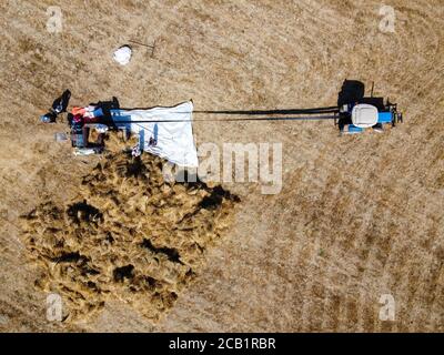 Vue aérienne des agriculteurs récoltant du blé. Récolte de blé en été. Turc connu sous le nom de « harman yeri » Banque D'Images