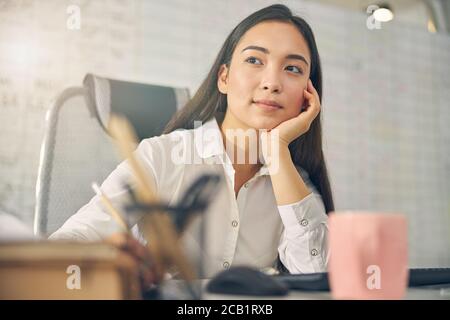 Portrait de femme aimable pendant l'activité de réflexion Banque D'Images