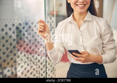 Photo focalisée sur la femme qui frappe la porte Banque D'Images