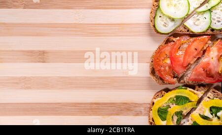 Snadwiches à base de plantes sur une planche à découper, vue de dessus et espace de copie. Déjeuner végétalien, en-cas végétariens, repas santé Banque D'Images