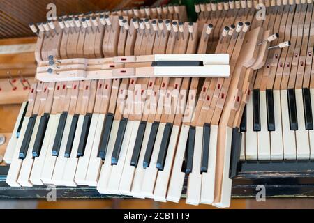 Piano Keys démonté. Vieux piano démonté Banque D'Images