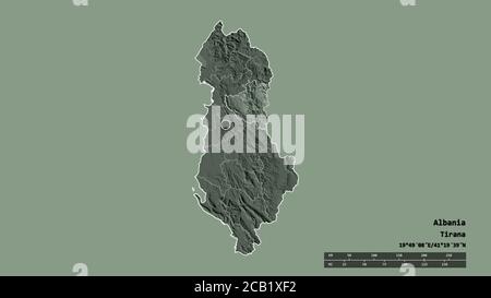 Forme désaturée de l'Albanie avec sa capitale, sa principale division régionale et la région séparée de Dibër. Étiquettes. Carte d'altitude en couleur. Rendu 3D Banque D'Images