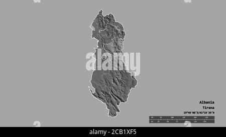 Forme désaturée de l'Albanie avec sa capitale, sa principale division régionale et la région séparée de Dibër. Étiquettes. Carte d'élévation à deux niveaux. Rendu 3D Banque D'Images