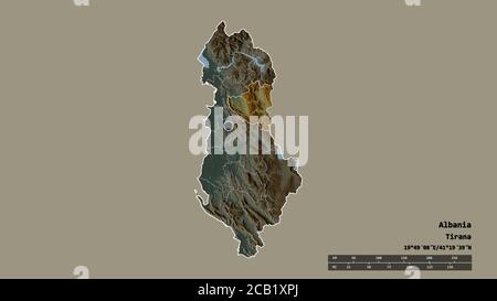 Forme désaturée de l'Albanie avec sa capitale, sa principale division régionale et la région séparée de Dibër. Étiquettes. Carte topographique de relief. Rendu 3D Banque D'Images