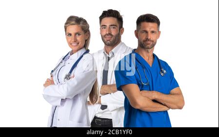 Équipe de trois médecins souriants avec stéthoscopes en bleu et uniforme blanc isolé sur fond blanc Banque D'Images