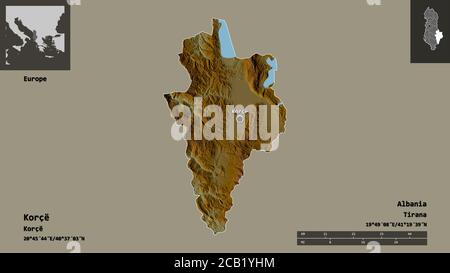 Forme de Korçë, comté d'Albanie, et sa capitale. Echelle de distance, aperçus et étiquettes. Carte topographique de relief. Rendu 3D Banque D'Images