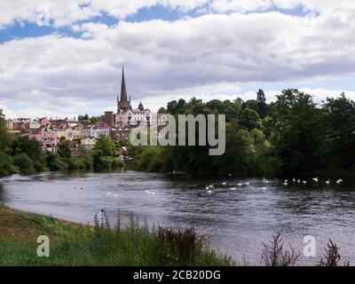 Vue sur la rivière Wye jusqu'à la ville historique de Ross-on-Wye Herefordshire Angleterre Royaume-Uni St Marys Church Spire Royal Hotel et 19thc Tour Belvédère Banque D'Images