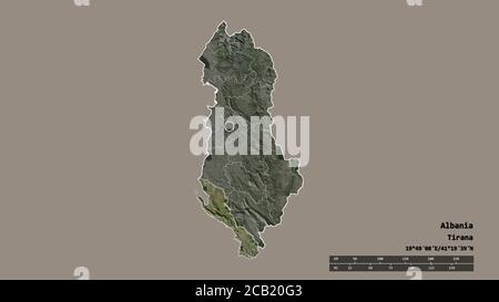 Forme désaturée de l'Albanie avec sa capitale, sa principale division régionale et la région séparée de Vlorë. Étiquettes. Imagerie satellite. Rendu 3D Banque D'Images