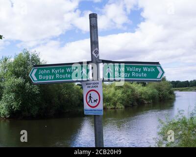 Wye Valley Walk Buggy route et John Kyle Walk Buggy Panneau de signalisation sur Rope Walk Riverside Trail Ross-on-Wye Herefordshire Angleterre ROYAUME-UNI Banque D'Images