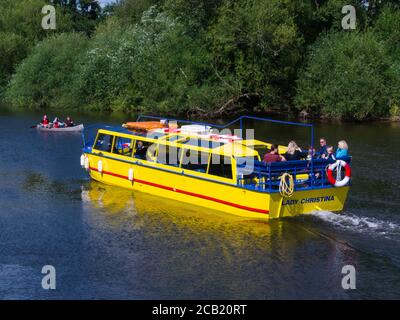 Passagers touristiques à bord du bateau de croisière Lady Christina River Wye Canoéistes lors d'un voyage le long de la magnifique Wye Valley Symonds Yat West Herefordshir Banque D'Images