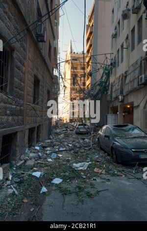 Beyrouth, Liban - août 05 2020 : vue des bâtiments détruits pendant que l'inspection de la scène se poursuit après un incendie dans un entrepôt avec des explosifs à Banque D'Images