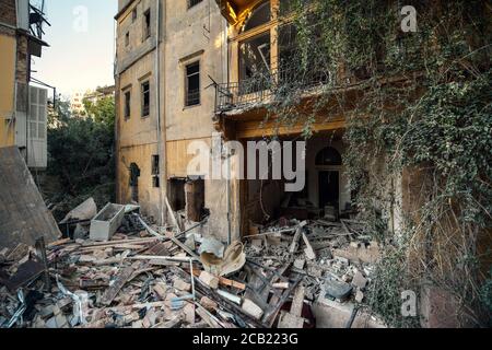 Beyrouth, Liban - août 05 2020 : vue des bâtiments détruits pendant que l'inspection de la scène se poursuit après un incendie dans un entrepôt avec des explosifs à Banque D'Images