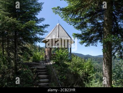 Pavillon au point de vue de Burgbachfelsen dans la Forêt Noire, Allemagne Banque D'Images