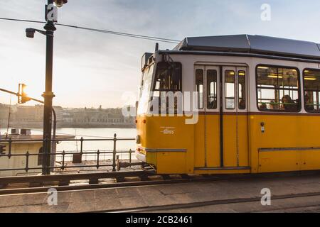 BUDAPEST, HONGRIE - 27 janvier 2019 : tramway jaune à Budapest près du remblai du côté Pest à Budapest. Ligne 2 Tram à Budapest Banque D'Images