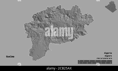 Forme de Guelma, province d'Algérie, avec sa capitale isolée sur fond solide. Échelle de distance, aperçu de la région et libellés. Carte d'élévation à deux niveaux. Banque D'Images