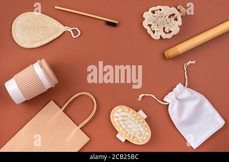 Brosse à dents écologique en bambou, sac écologique, tasse à café réutilisable, peigne en bois, éponge loofah. Style de vie durable. Banque D'Images