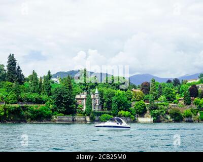 Maisons de luxe sur les rives du Lago Maggiore, Italie/Suisse Banque D'Images