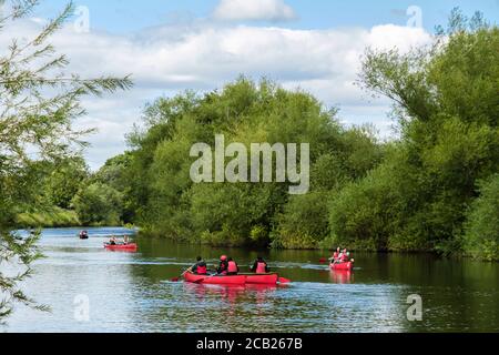 Les gens font du canoë sur la rivière Wye dans la forêt de Dean en été à Symonds Yat West, Herefordshire, Angleterre, Royaume-Uni, Grande-Bretagne Banque D'Images