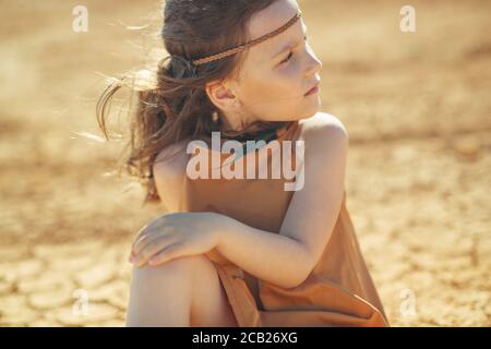 Mode pour enfants. Enfant à la mode. Fille à l'extérieur dans des vêtements tendance. Banque D'Images