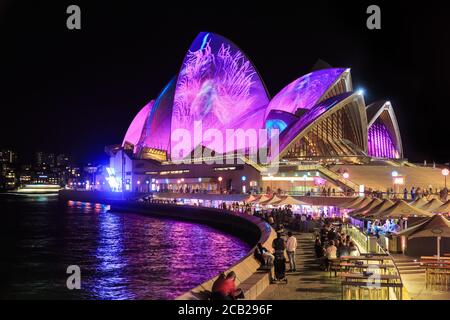 L'Opéra de Sydney est illuminé en couleurs pour le festival annuel « Vivid Sydney ». Au premier plan se trouve Bennelong point. Sydney, Australie, 5/26/2019 Banque D'Images