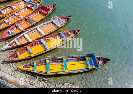 Bateaux colorés dans le magnifique lac de Bhimtal de Nainital Uttarakhand Banque D'Images