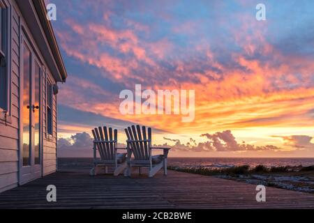 Deux chaises vides donnant sur la magnifique vue sur le coucher du soleil à la plage Banque D'Images