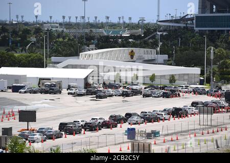 Miami Gardens Beach, Floride, États-Unis. 09e août 2020. Des voitures sont en file d'attente au coronavirus (COVID-19), qui se trouve sur le terrain de stationnement du Hard Rock Stadium, alors que la Floride a signalé plus de 6,229 nouveaux cas de COVID-19 dimanche, portant le total de l'État à plus de 532,806 cas de COVID-19 le 9 août 2020 à Miami Gardens, Floride. Crédit : Mpi04/Media Punch/Alamy Live News Banque D'Images