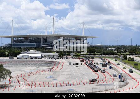 Miami Gardens Beach, Floride, États-Unis. 09e août 2020. Des voitures sont en file d'attente au coronavirus (COVID-19), qui se trouve sur le terrain de stationnement du Hard Rock Stadium, alors que la Floride a signalé plus de 6,229 nouveaux cas de COVID-19 dimanche, portant le total de l'État à plus de 532,806 cas de COVID-19 le 9 août 2020 à Miami Gardens, Floride. Crédit : Mpi04/Media Punch/Alamy Live News Banque D'Images
