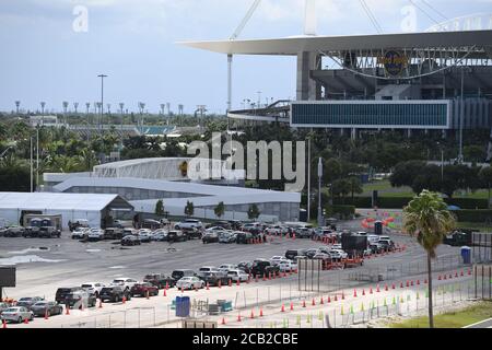 Miami Gardens Beach, Floride, États-Unis. 09e août 2020. Des voitures sont en file d'attente au coronavirus (COVID-19), qui se trouve sur le terrain de stationnement du Hard Rock Stadium, alors que la Floride a signalé plus de 6,229 nouveaux cas de COVID-19 dimanche, portant le total de l'État à plus de 532,806 cas de COVID-19 le 9 août 2020 à Miami Gardens, Floride. Crédit : Mpi04/Media Punch/Alamy Live News Banque D'Images