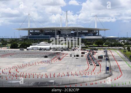 Miami Gardens Beach, Floride, États-Unis. 09e août 2020. Des voitures sont en file d'attente au coronavirus (COVID-19), qui se trouve sur le terrain de stationnement du Hard Rock Stadium, alors que la Floride a signalé plus de 6,229 nouveaux cas de COVID-19 dimanche, portant le total de l'État à plus de 532,806 cas de COVID-19 le 9 août 2020 à Miami Gardens, Floride. Crédit : Mpi04/Media Punch/Alamy Live News Banque D'Images