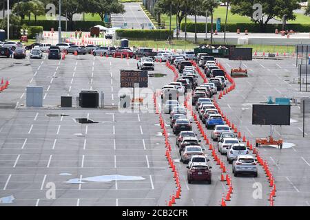 Miami Gardens Beach, Floride, États-Unis. 09e août 2020. Des voitures sont en file d'attente au coronavirus (COVID-19), qui se trouve sur le terrain de stationnement du Hard Rock Stadium, alors que la Floride a signalé plus de 6,229 nouveaux cas de COVID-19 dimanche, portant le total de l'État à plus de 532,806 cas de COVID-19 le 9 août 2020 à Miami Gardens, Floride. Crédit : Mpi04/Media Punch/Alamy Live News Banque D'Images