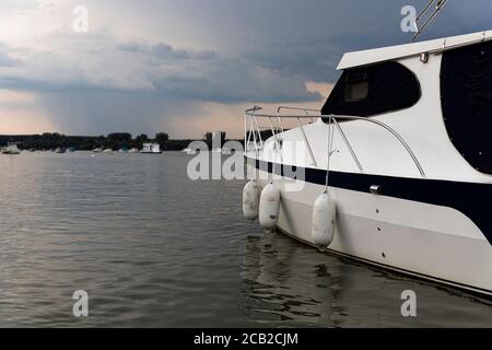 Yacht de luxe sur la rivière au coucher du soleil Banque D'Images