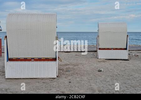 Cabines de plage vides sur une plage déserte. Banque D'Images