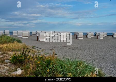 Cabines de plage vides sur une plage déserte. Banque D'Images