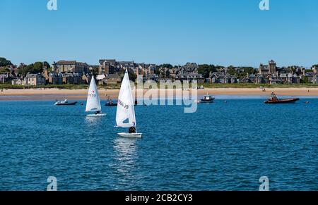 Des dinghies de voile laser se sont envolies lors de la course de voile ELYC au départ de North Berwick, East Lothian, Écosse, Royaume-Uni Banque D'Images