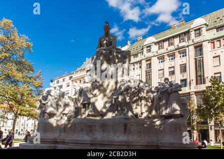 Budapest, Hongrie. Octobre 2019: Statue de Mihaly Vorosmarty et les gens qui marchent près de la place Vorosmarty, place centrale de Budapest Banque D'Images