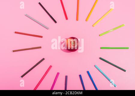 vue de dessus de la délicieuse pomme mûre dans un cadre de couleur feutres roses Banque D'Images