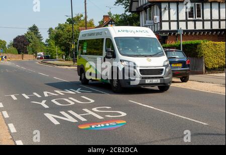 Slough, Berkshire, Royaume-Uni. 10 août 2020. Une ambulance de service de transport de patients passe au NHS Thank You près de l'hôpital de Wexham Park à Slough. Le nombre de cas de coronavirus Covid-19 enregistrés dans le Berkshire a augmenté de 9 au cours des 24 dernières heures. Slough a 697 cas, ce qui représente une augmentation de quatre cas au cours des dernières 24 heures, selon public Health England. Crédit : Maureen McLean/Alay Live News Banque D'Images